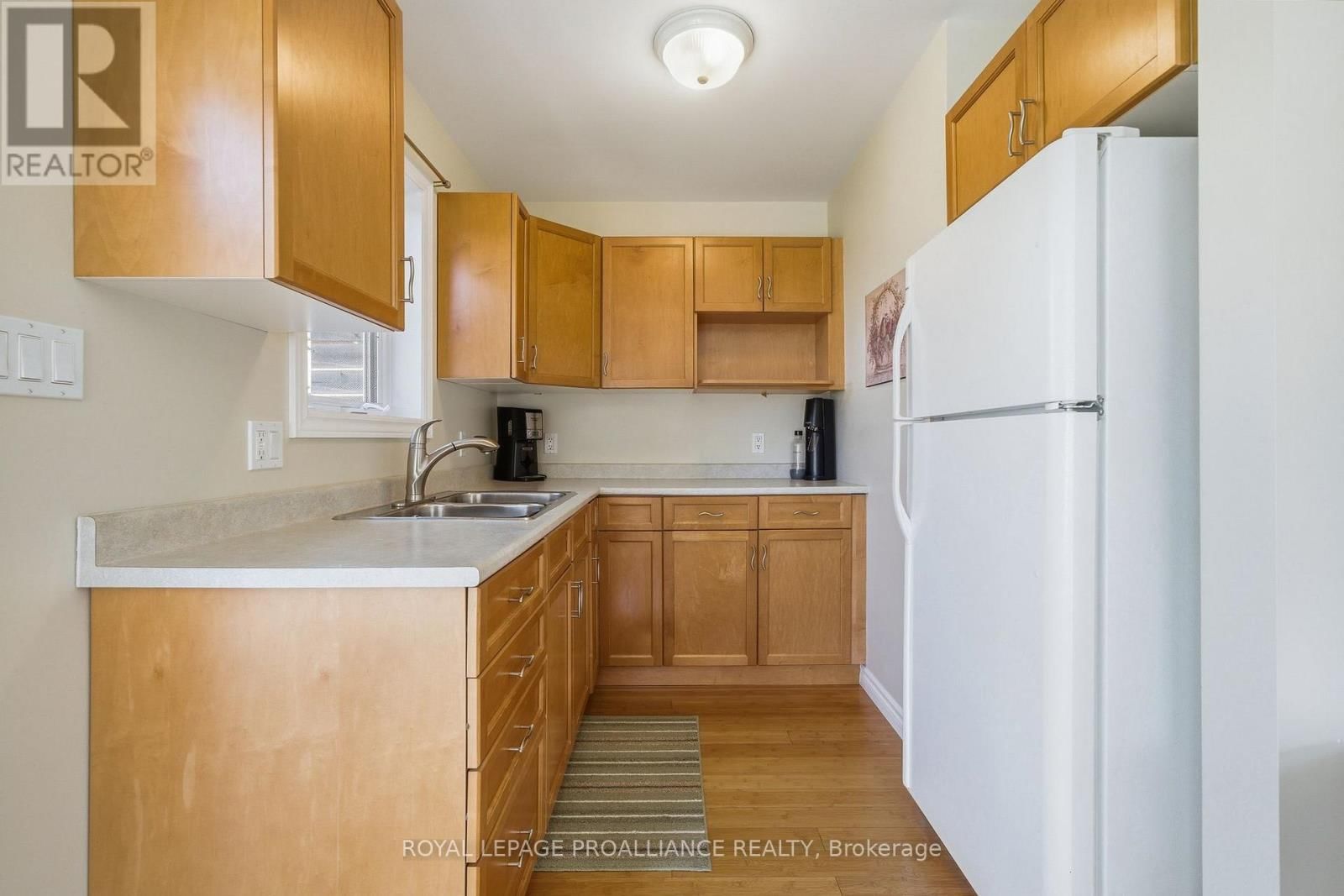 49 PLAZA SQUARE Image 25