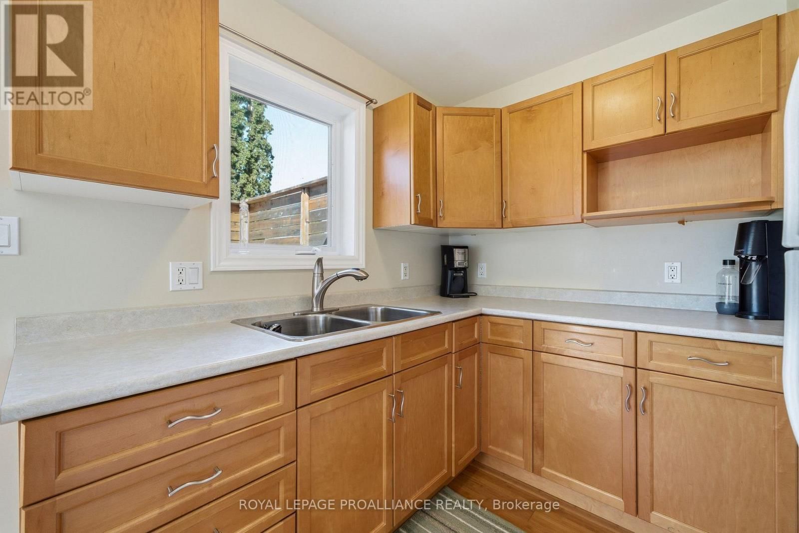 49 PLAZA SQUARE Image 26