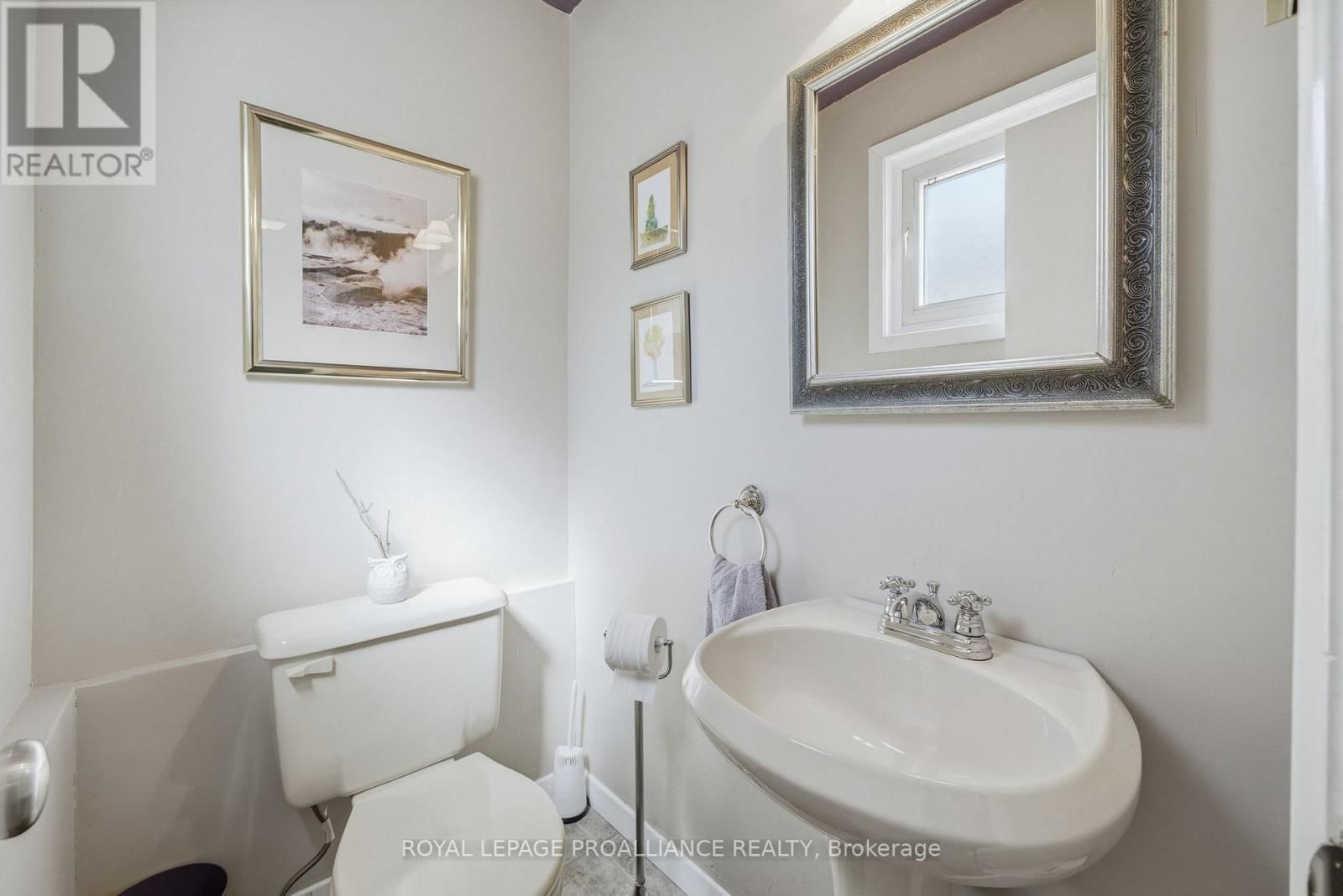 49 PLAZA SQUARE Image 27