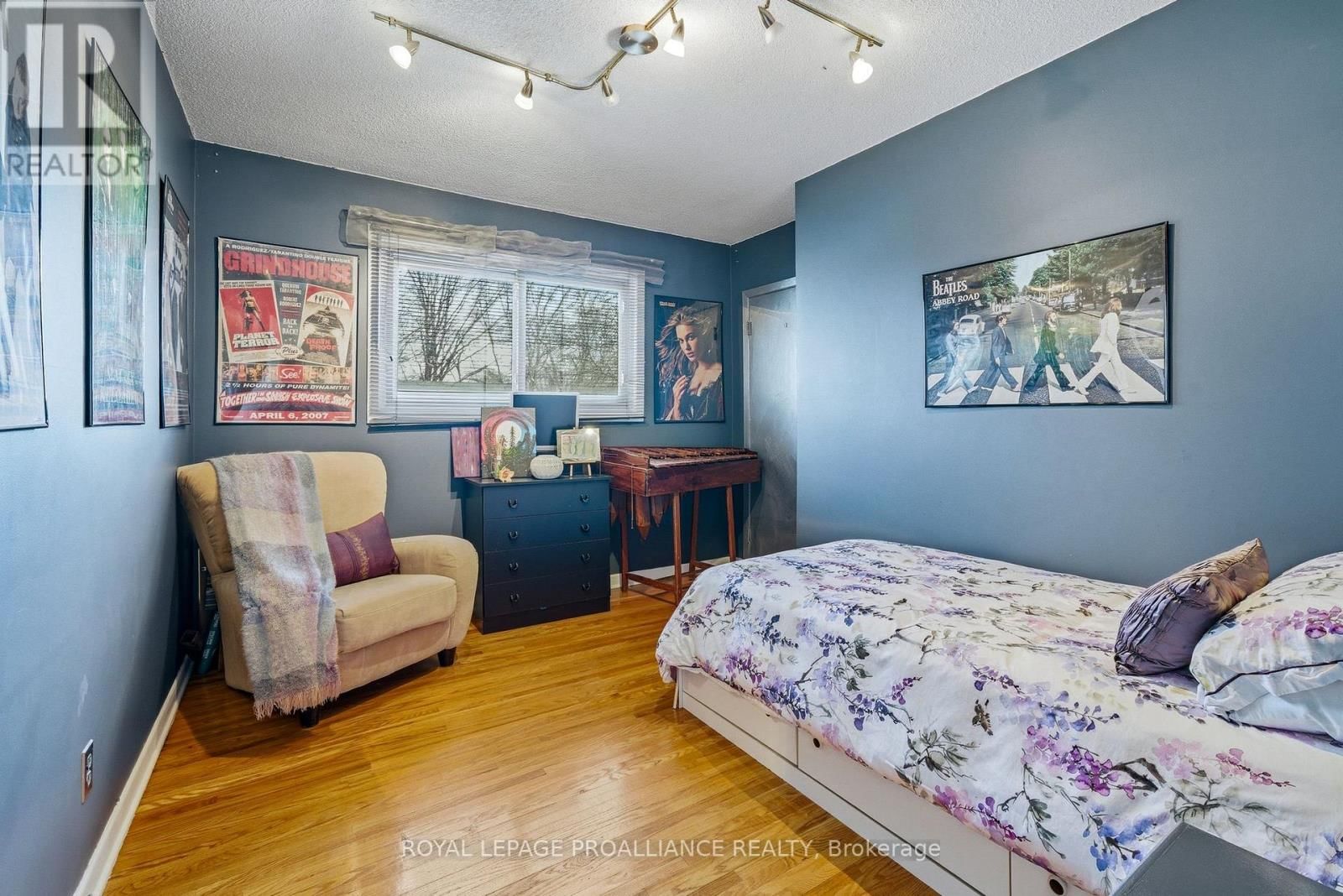 49 PLAZA SQUARE Image 29