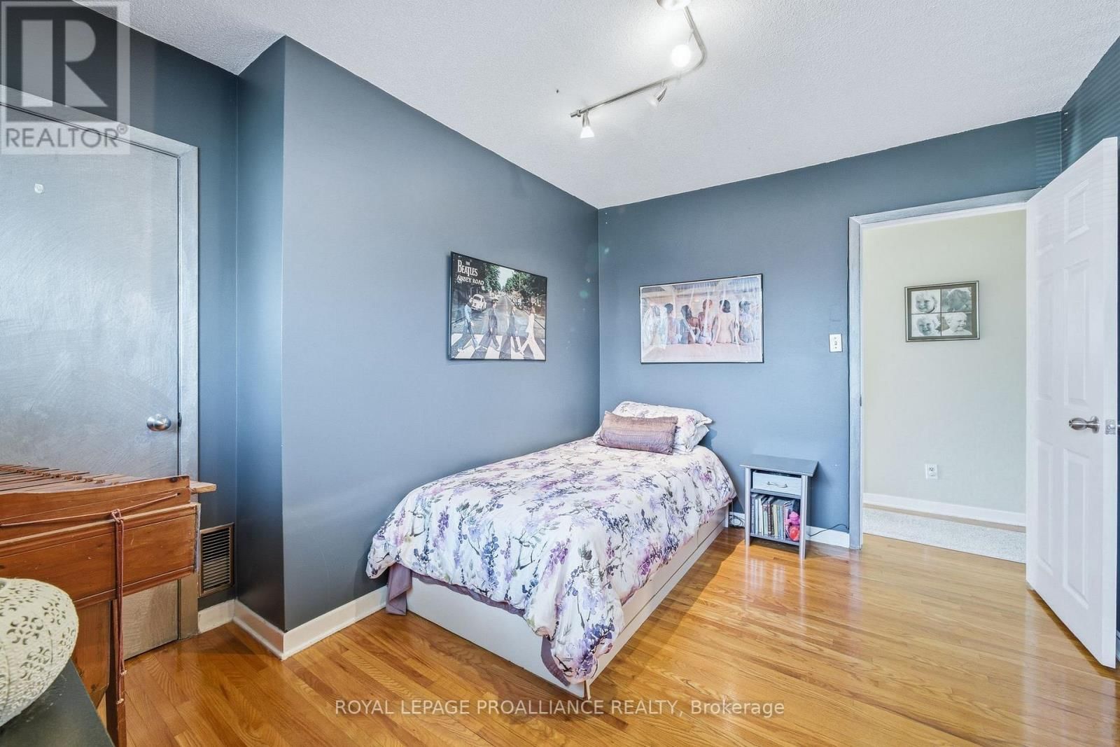 49 PLAZA SQUARE Image 30