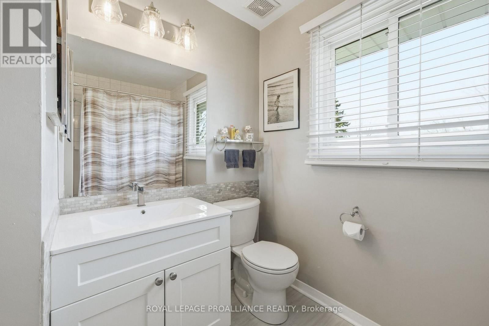 49 PLAZA SQUARE Image 31