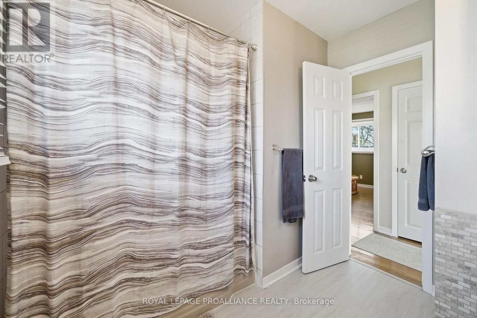 49 PLAZA SQUARE Image 32