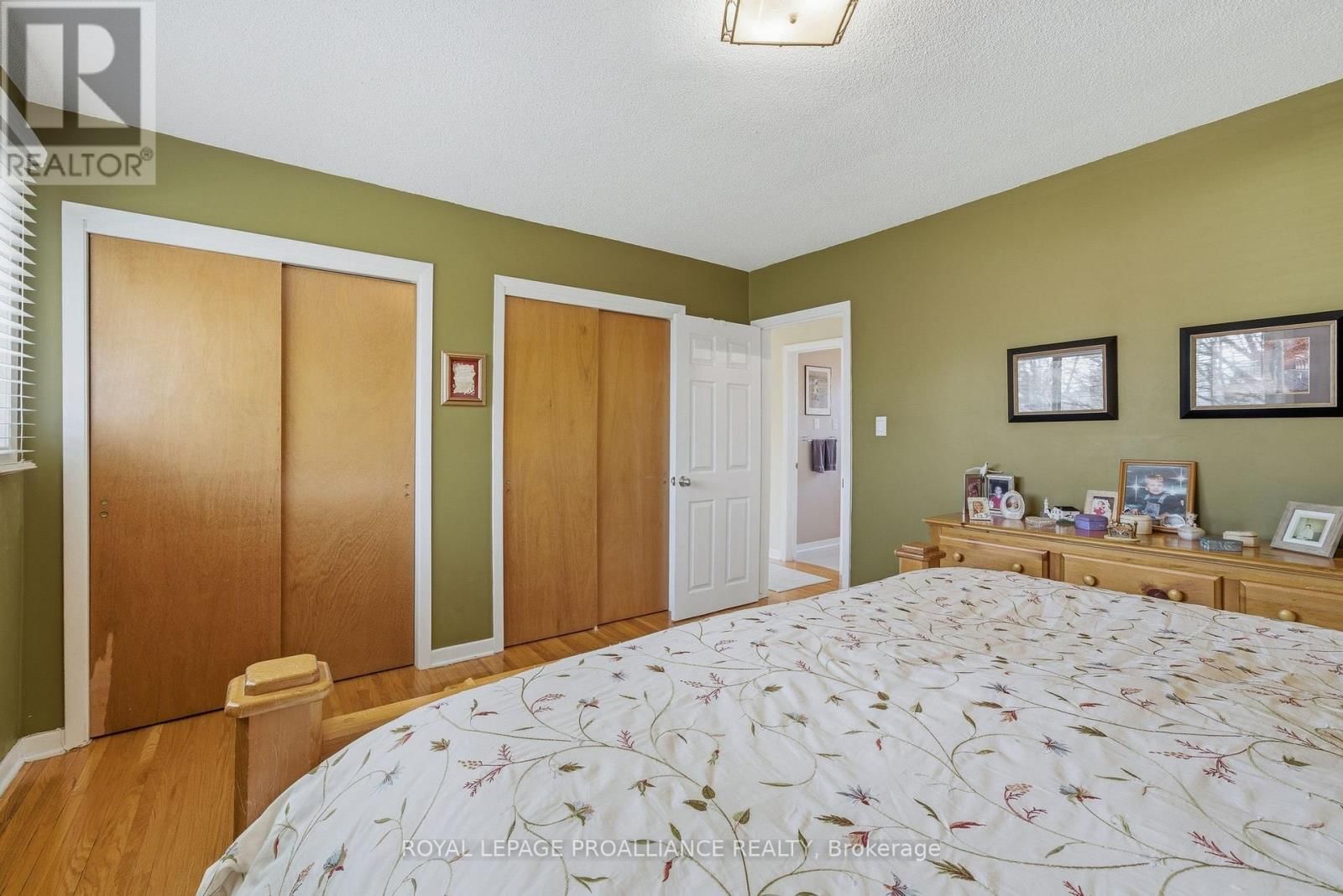 49 PLAZA SQUARE Image 35