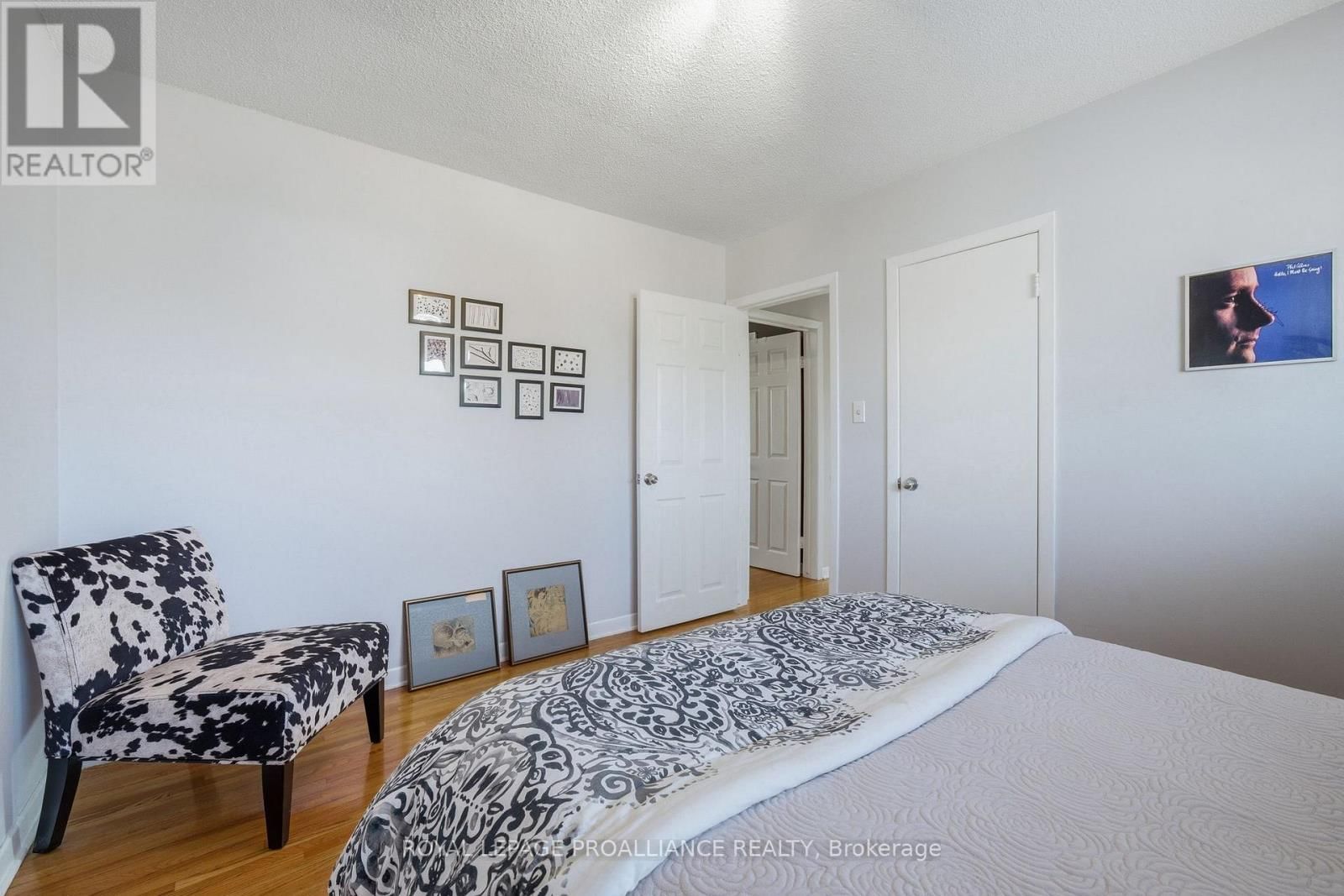 49 PLAZA SQUARE Image 37