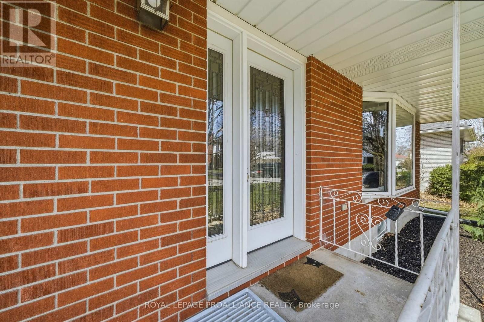 49 PLAZA SQUARE Image 4