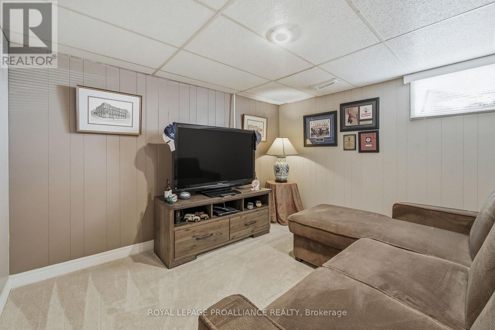 49 PLAZA SQUARE Image 40