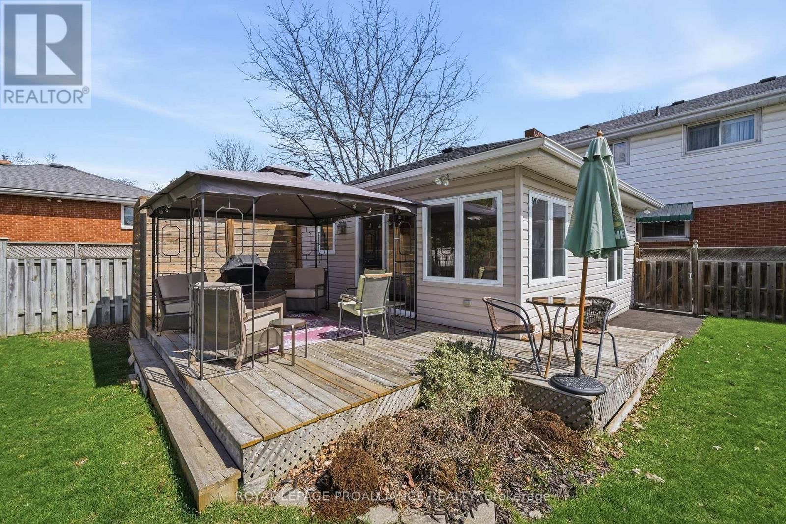 49 PLAZA SQUARE Image 44