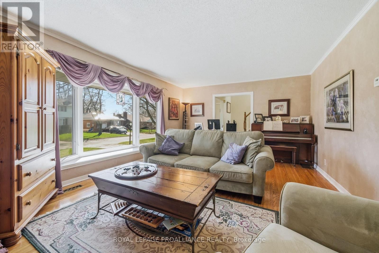 49 PLAZA SQUARE Image 8