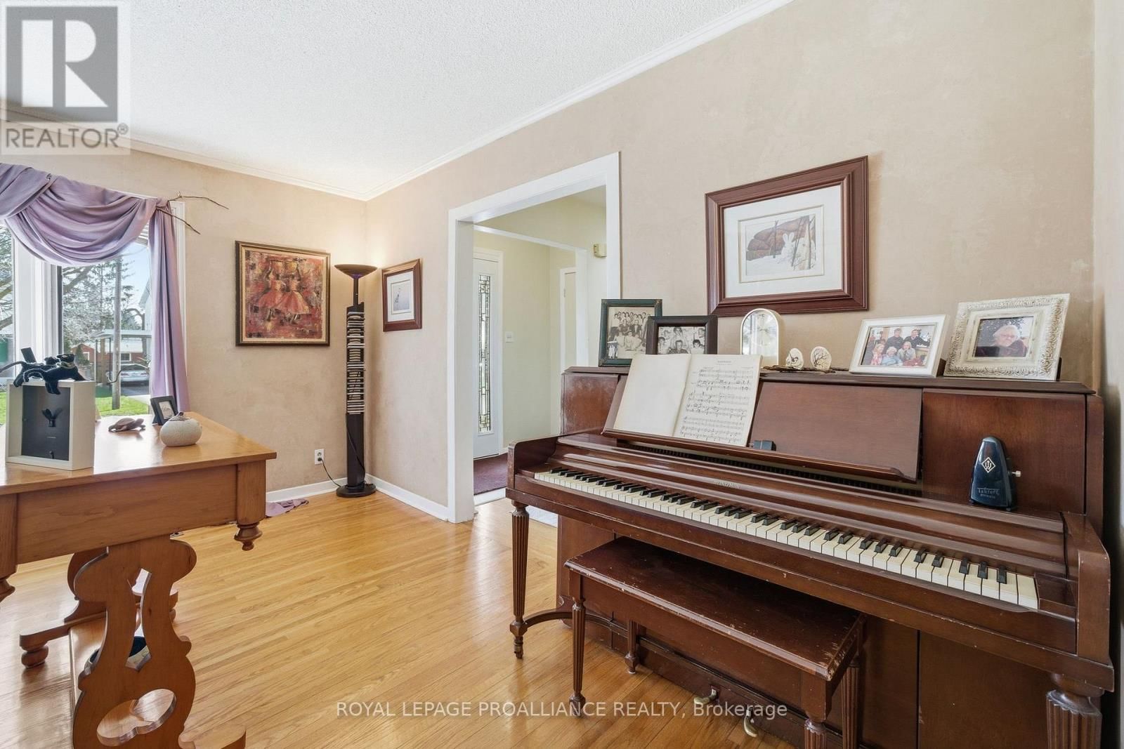 49 PLAZA SQUARE Image 9