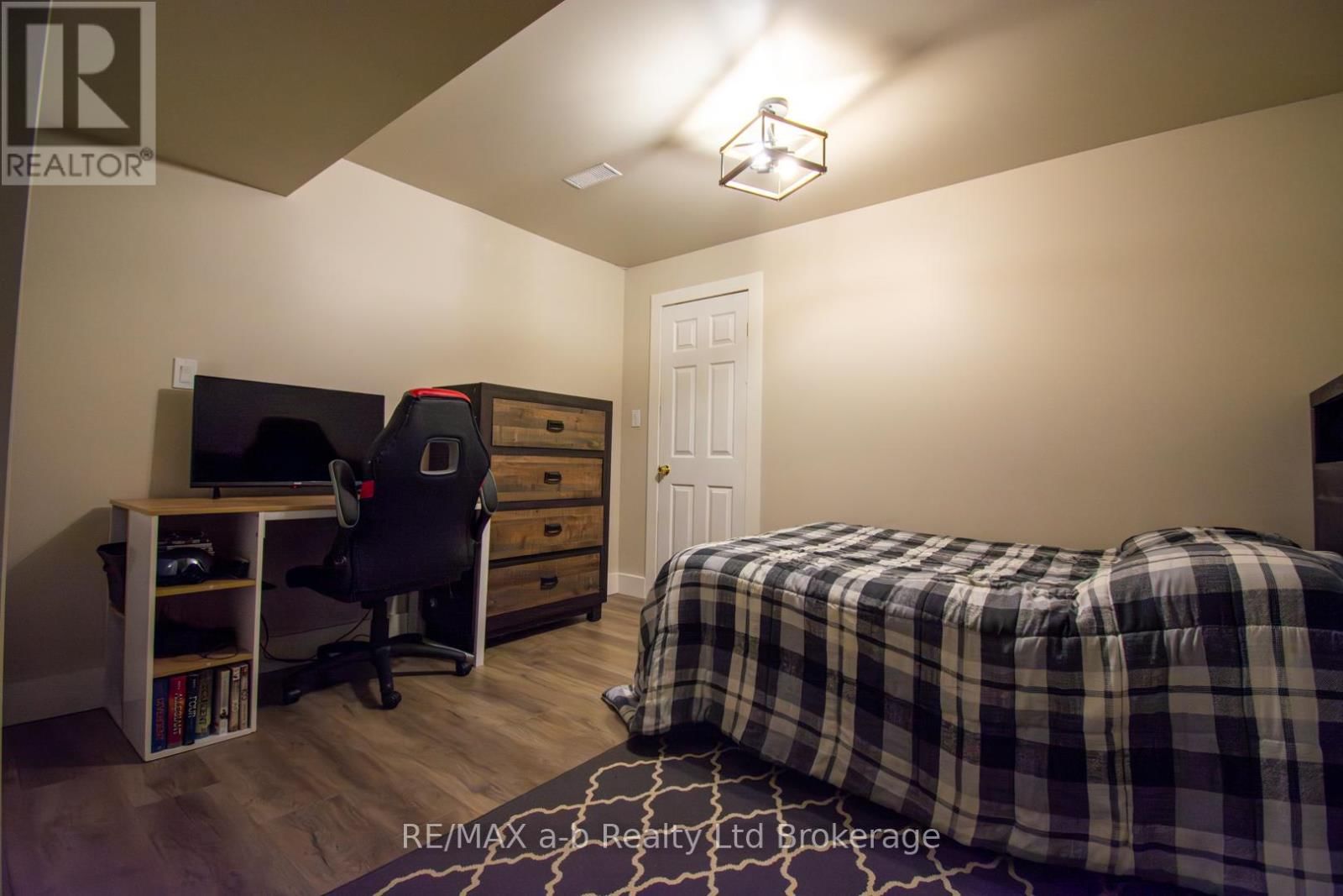 3 BELFAST CIRCLE Image 38