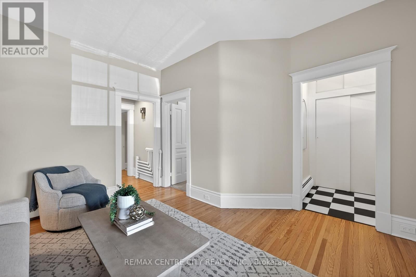 1180 YORK STREET Image 21