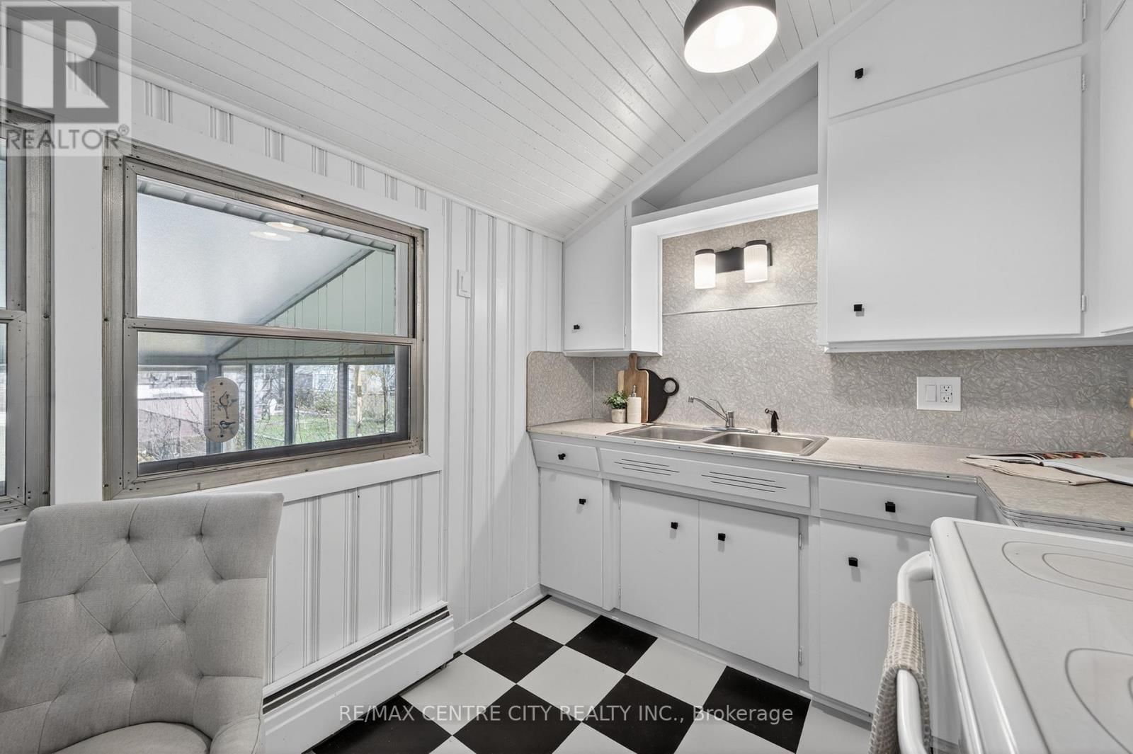 1180 YORK STREET Image 25