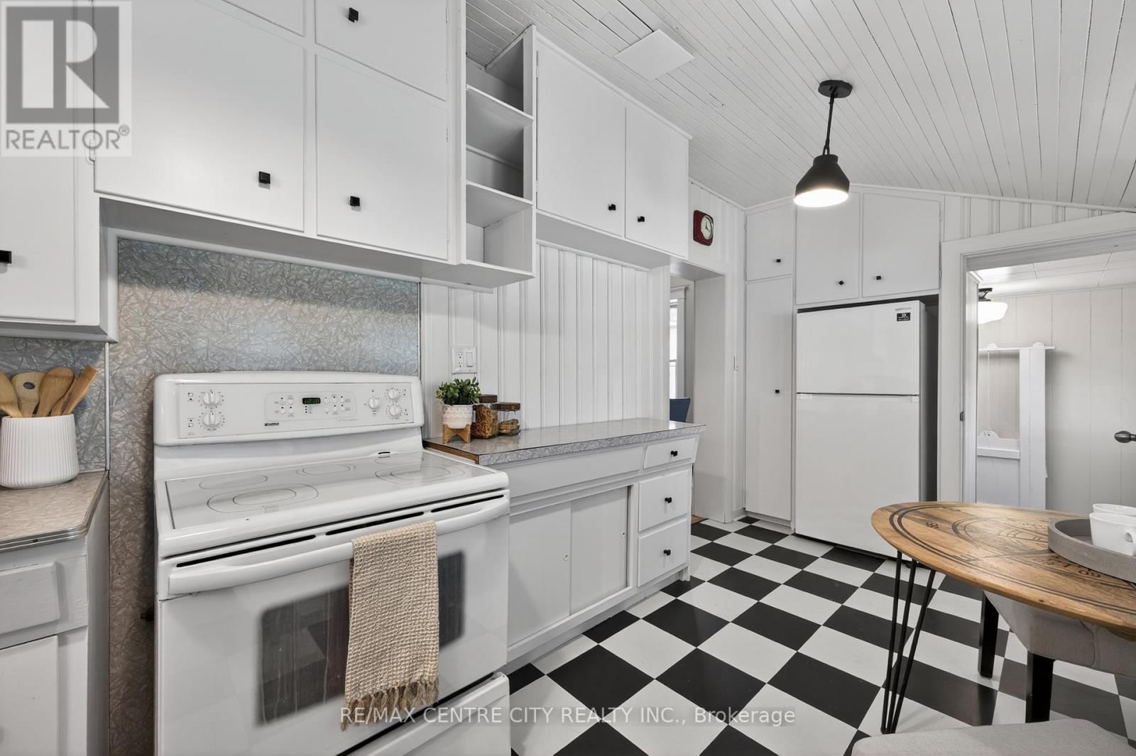 1180 YORK STREET Image 26