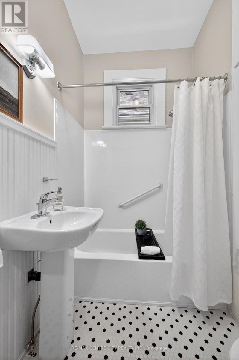 1180 YORK STREET Image 28