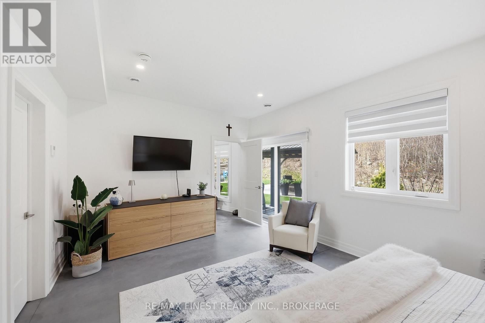 1033 KONA CRESCENT Image 28