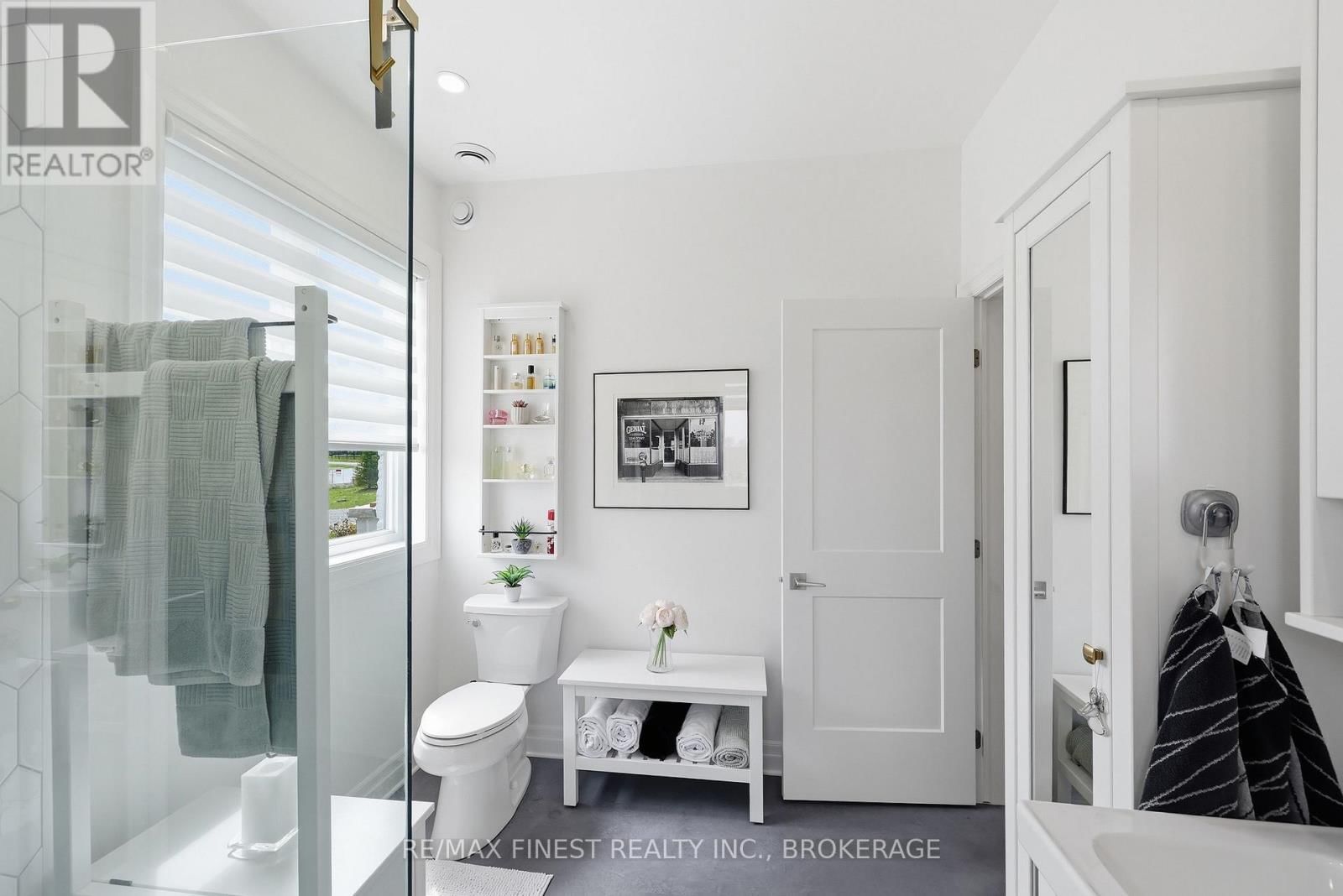 1033 KONA CRESCENT Image 31