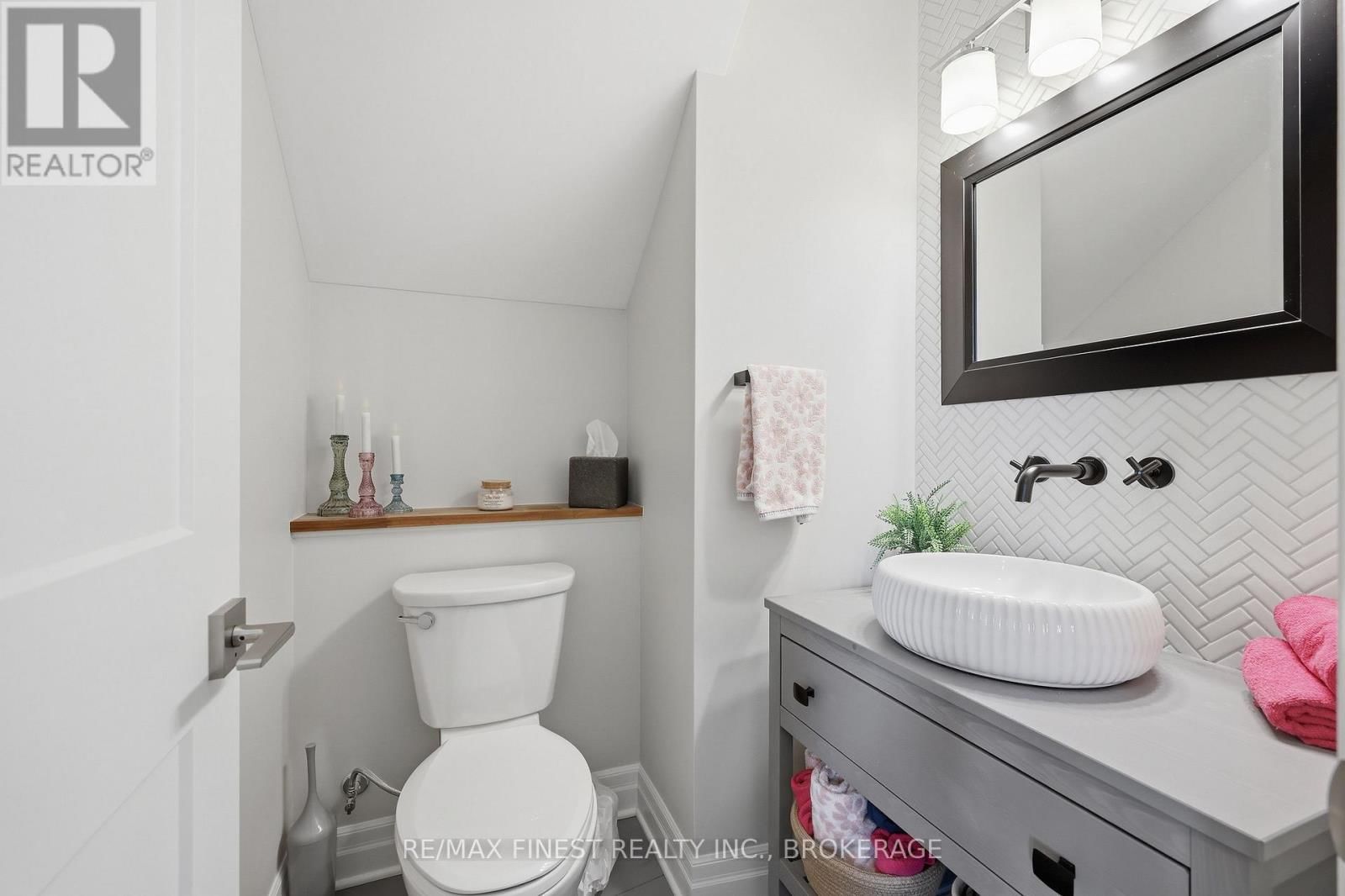 1033 KONA CRESCENT Image 32