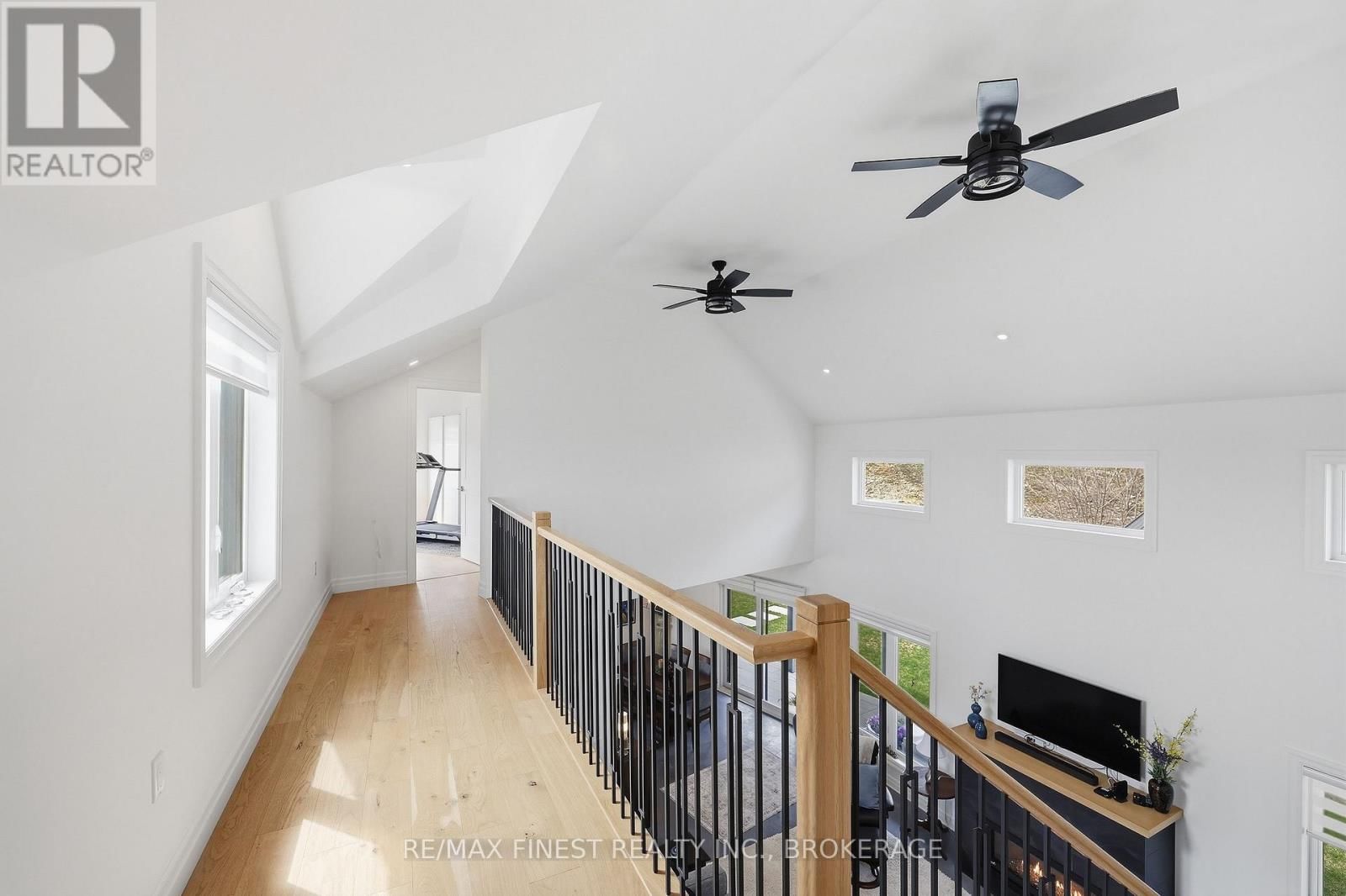 1033 KONA CRESCENT Image 34