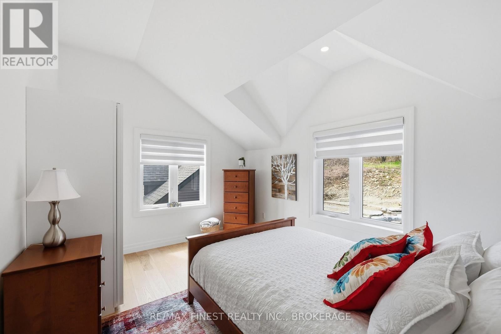 1033 KONA CRESCENT Image 37