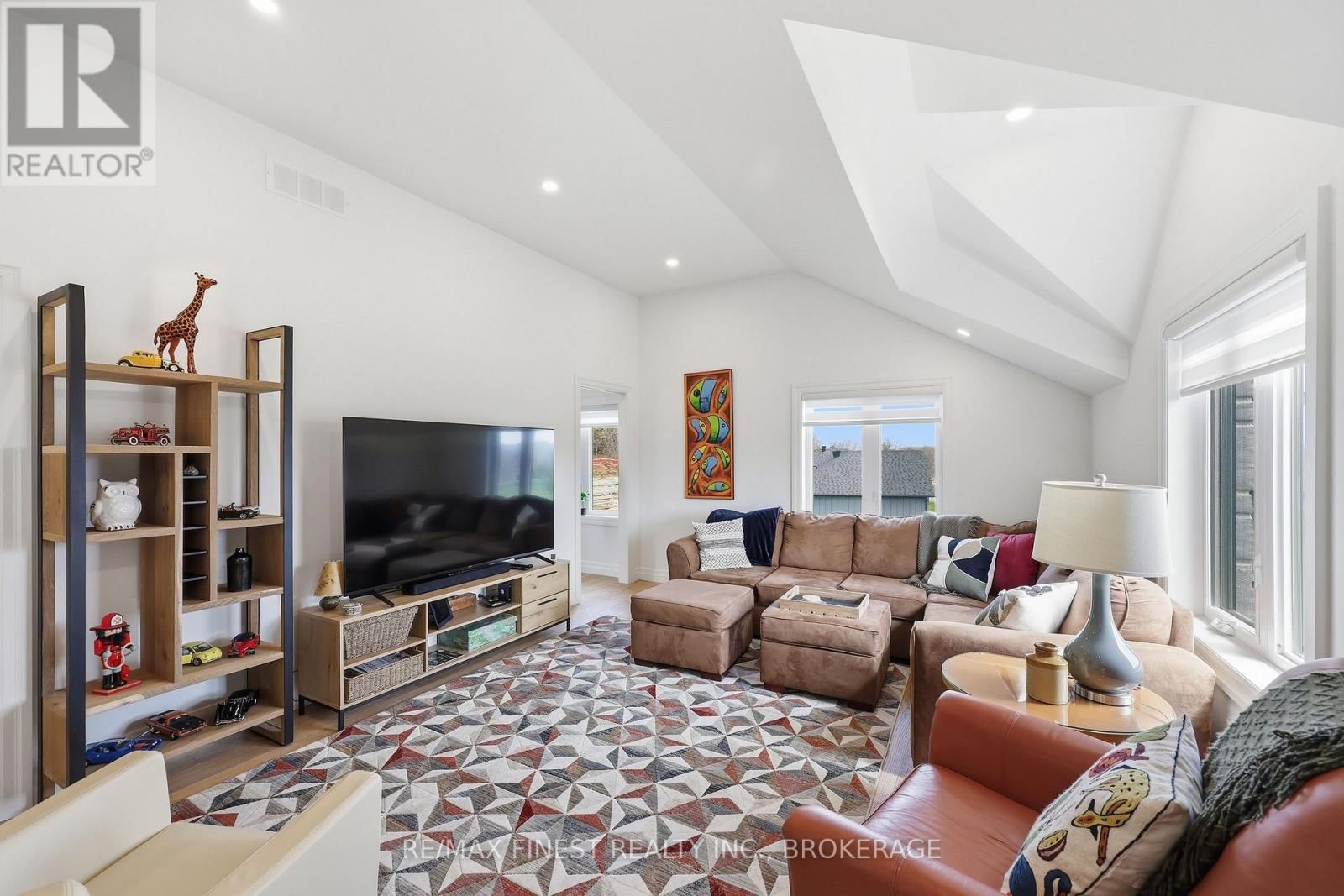 1033 KONA CRESCENT Image 38