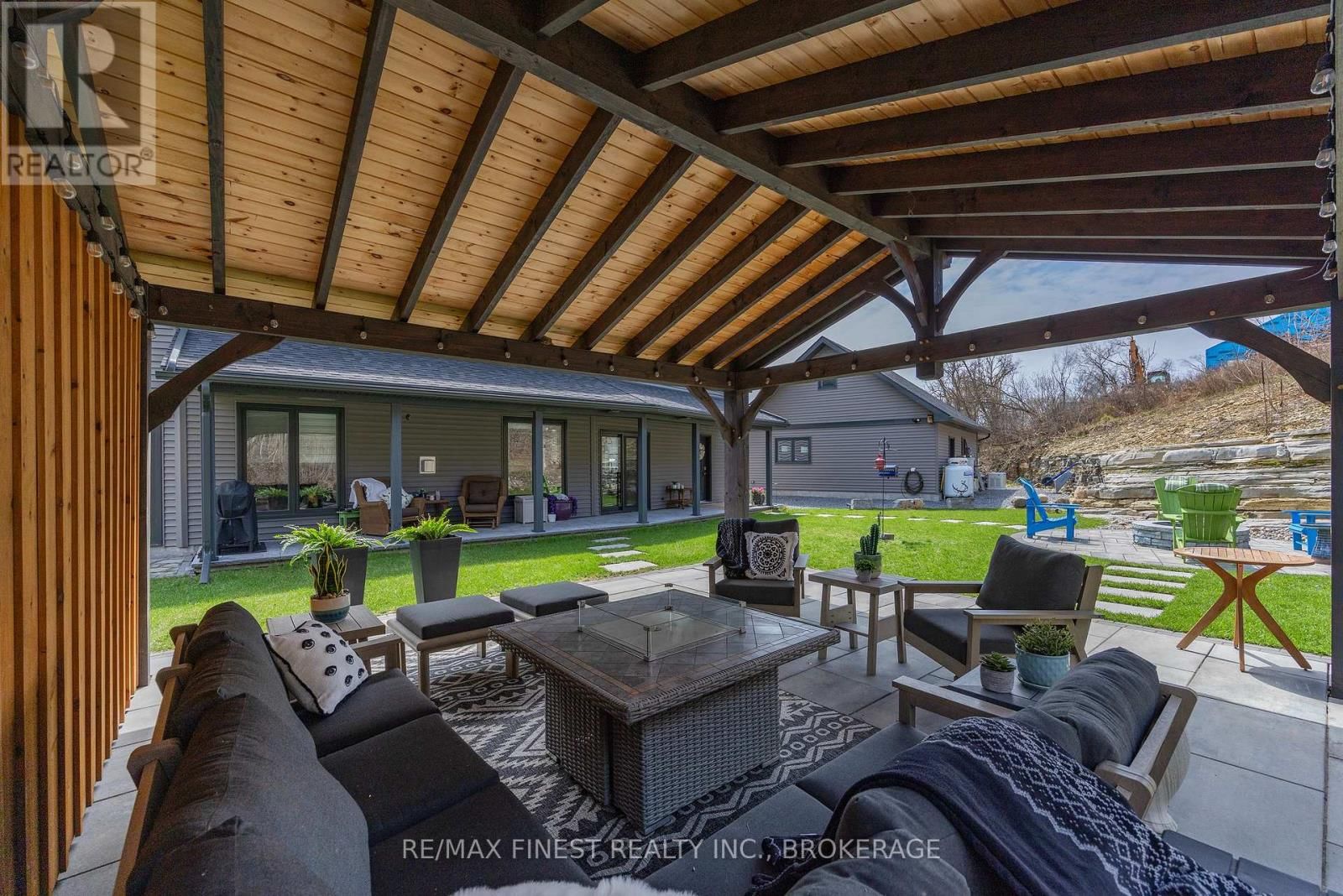 1033 KONA CRESCENT Image 44