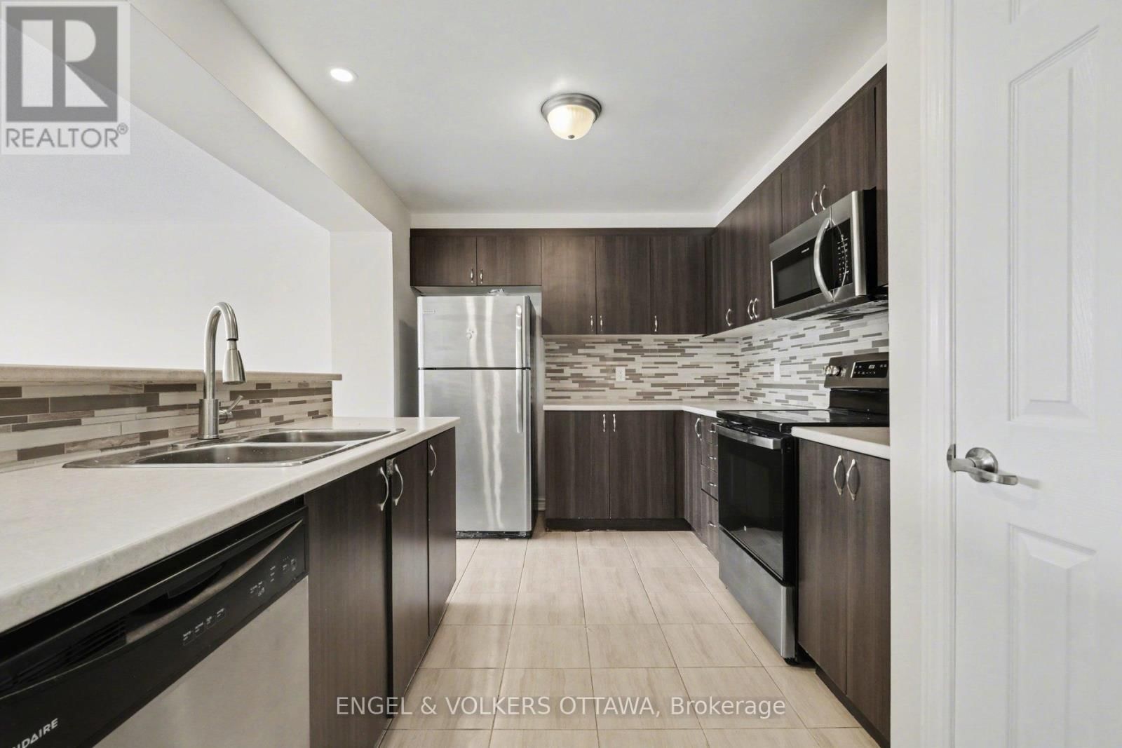 575 ROUNDLEAF WAY Image 13