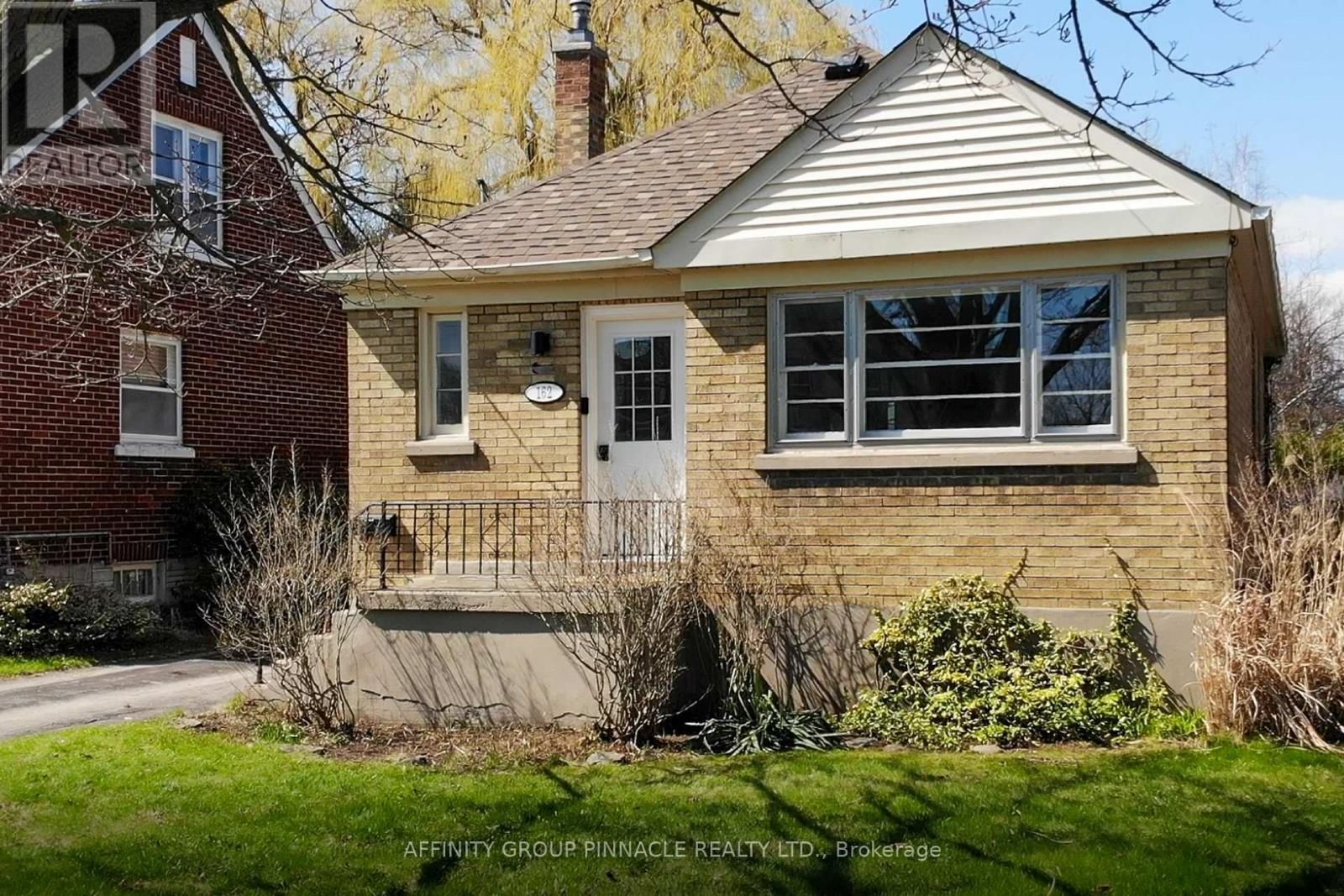 162 UNIVERSITY AVENUE EAST Image 1