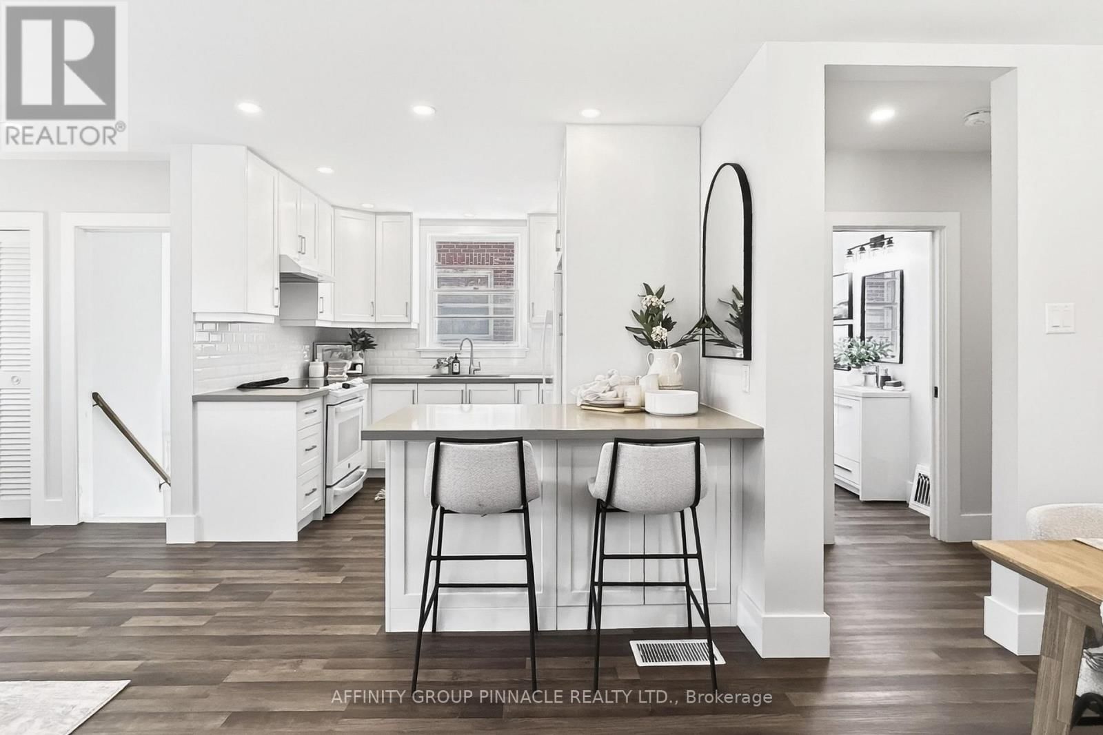 162 UNIVERSITY AVENUE EAST Image 10