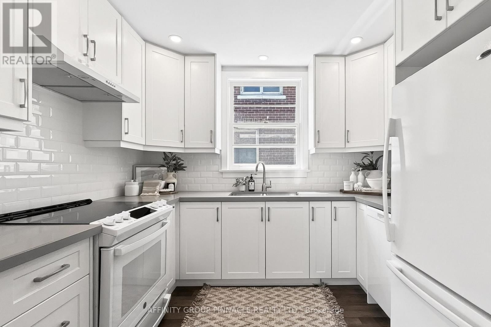 162 UNIVERSITY AVENUE EAST Image 11