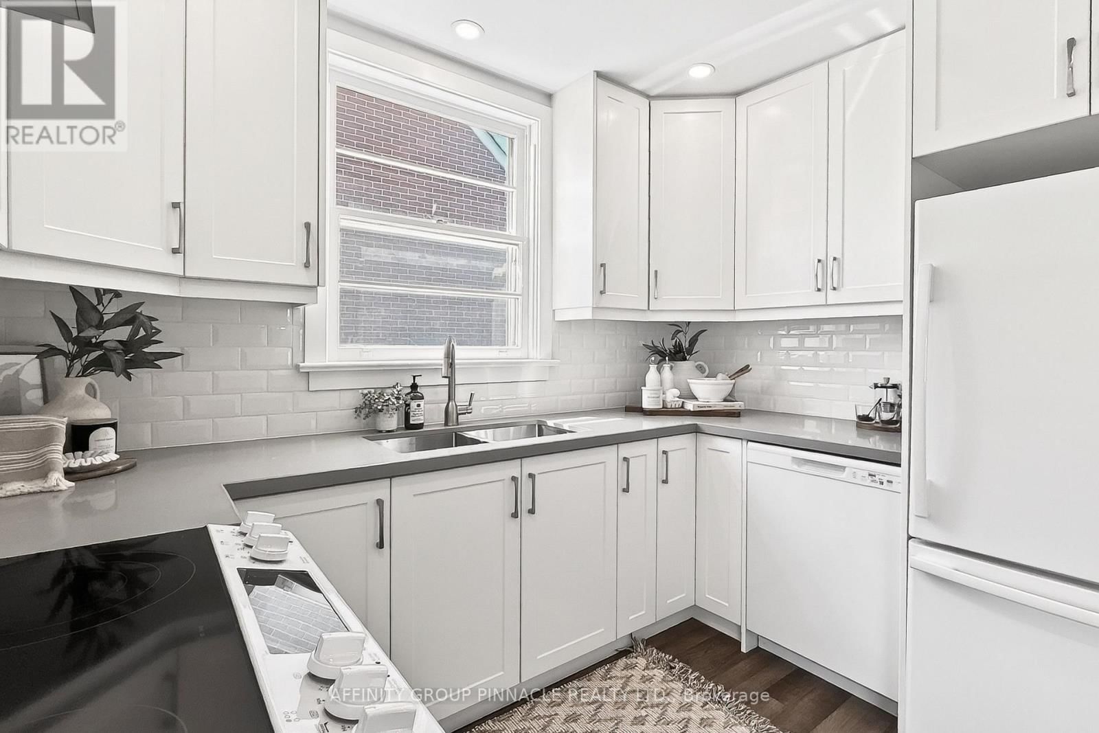 162 UNIVERSITY AVENUE EAST Image 12