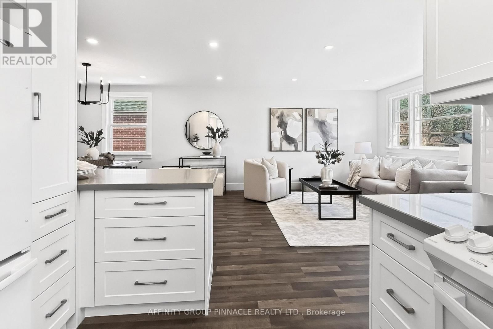 162 UNIVERSITY AVENUE EAST Image 13