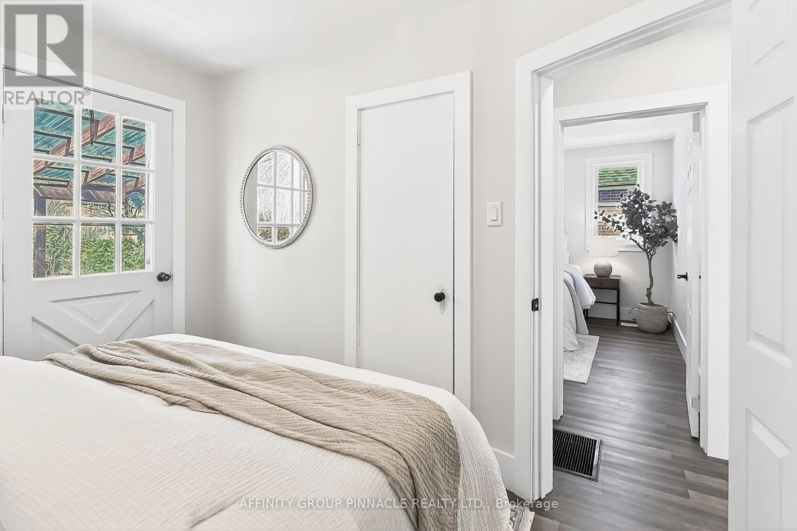 162 UNIVERSITY AVENUE EAST Image 20