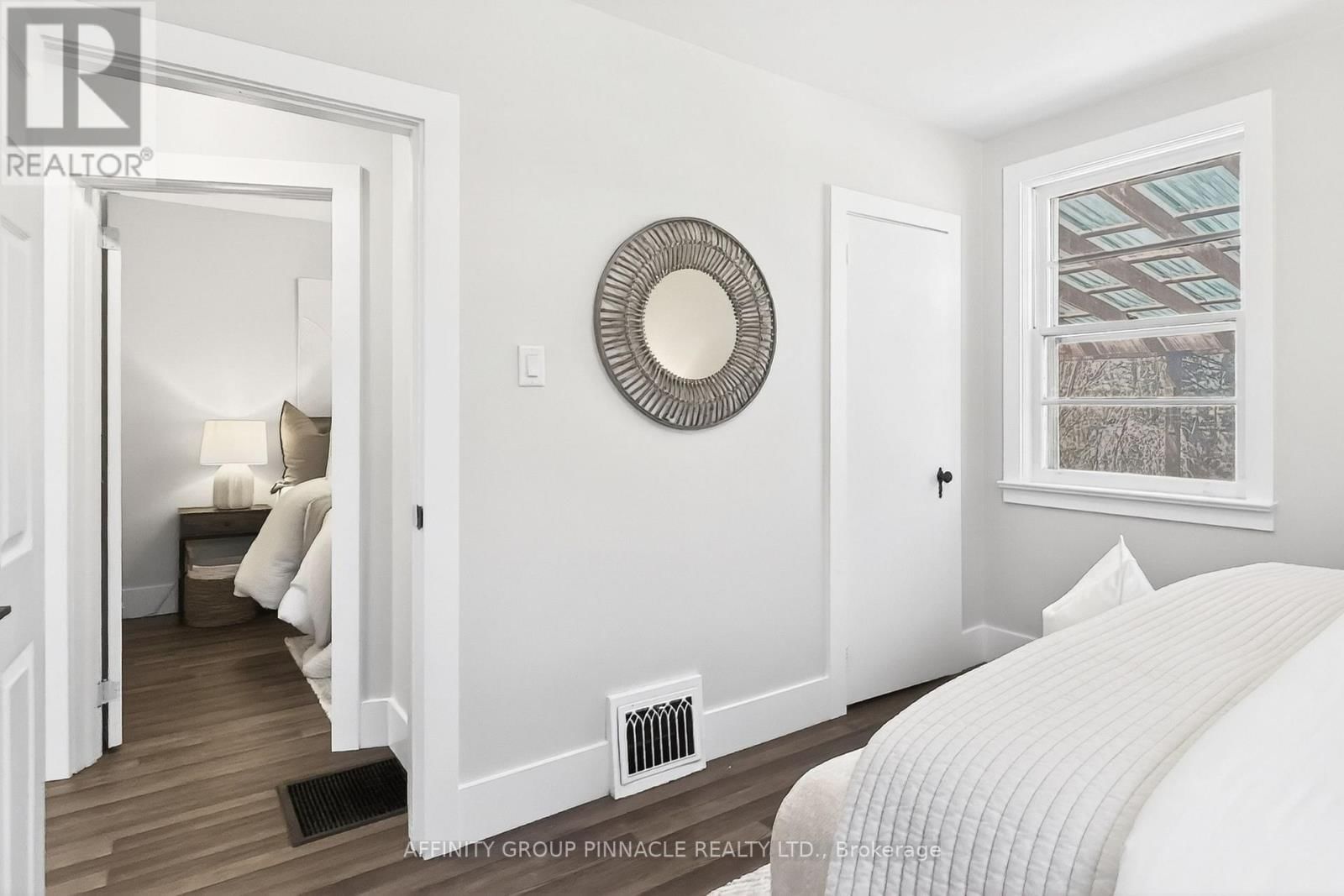 162 UNIVERSITY AVENUE EAST Image 23