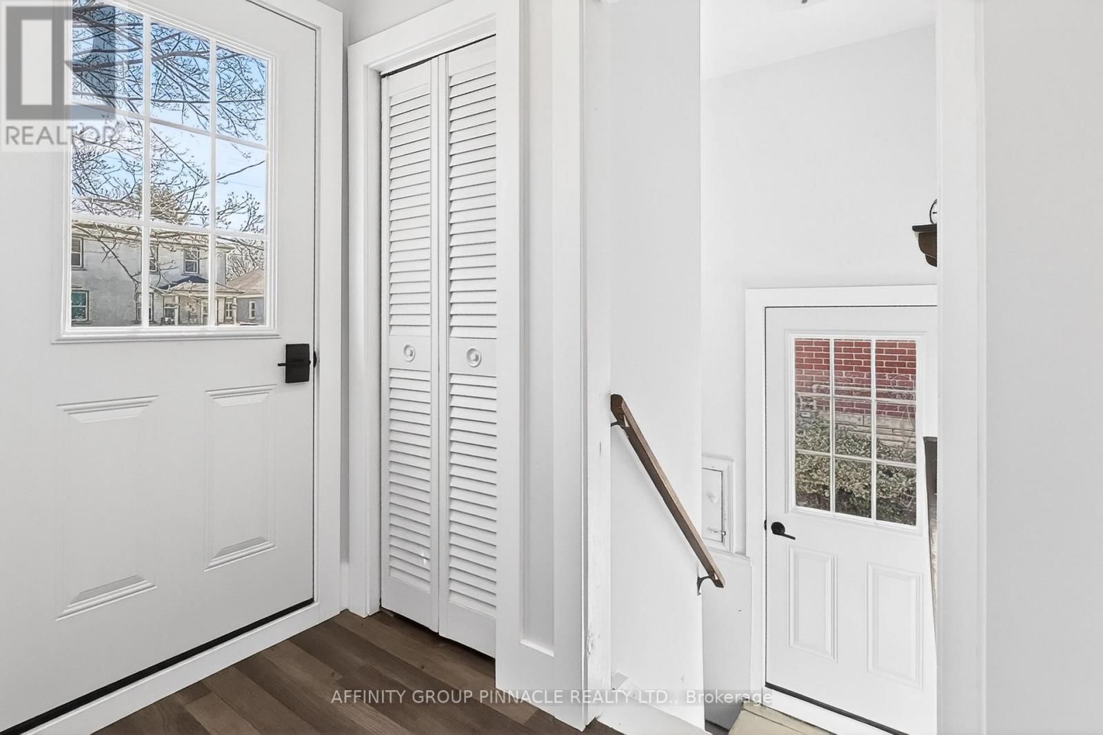 162 UNIVERSITY AVENUE EAST Image 24