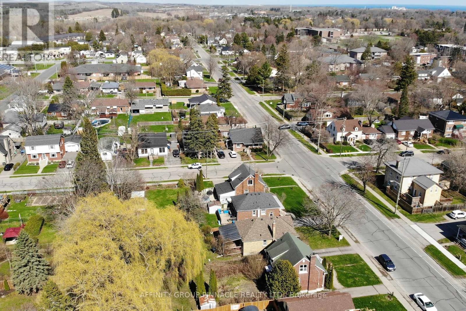 162 UNIVERSITY AVENUE EAST Image 31