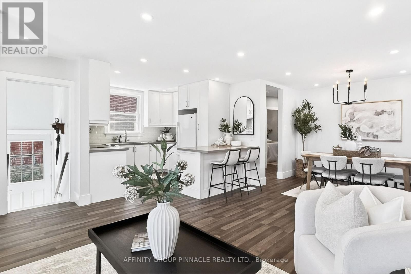 162 UNIVERSITY AVENUE EAST Image 8