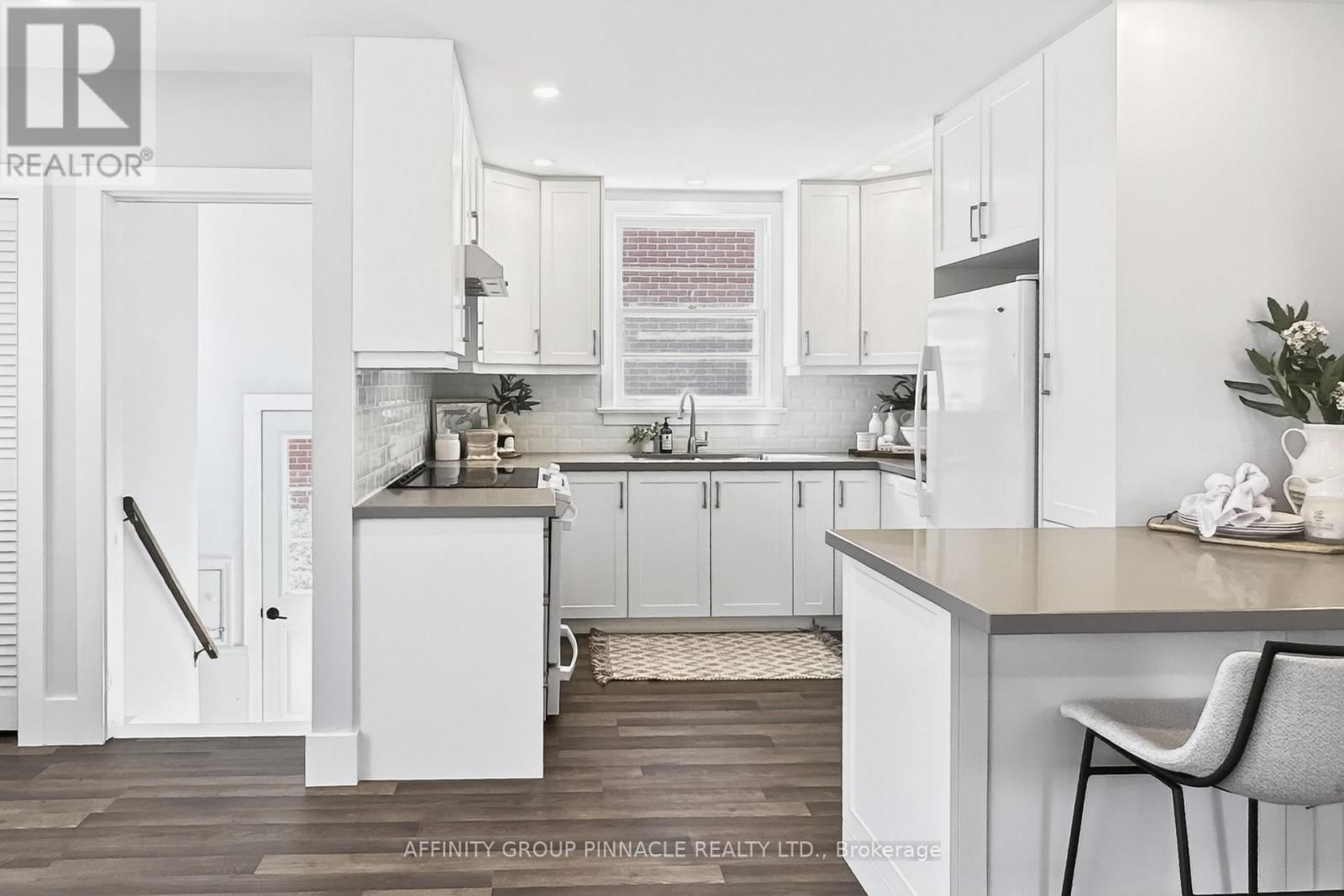 162 UNIVERSITY AVENUE EAST Image 9