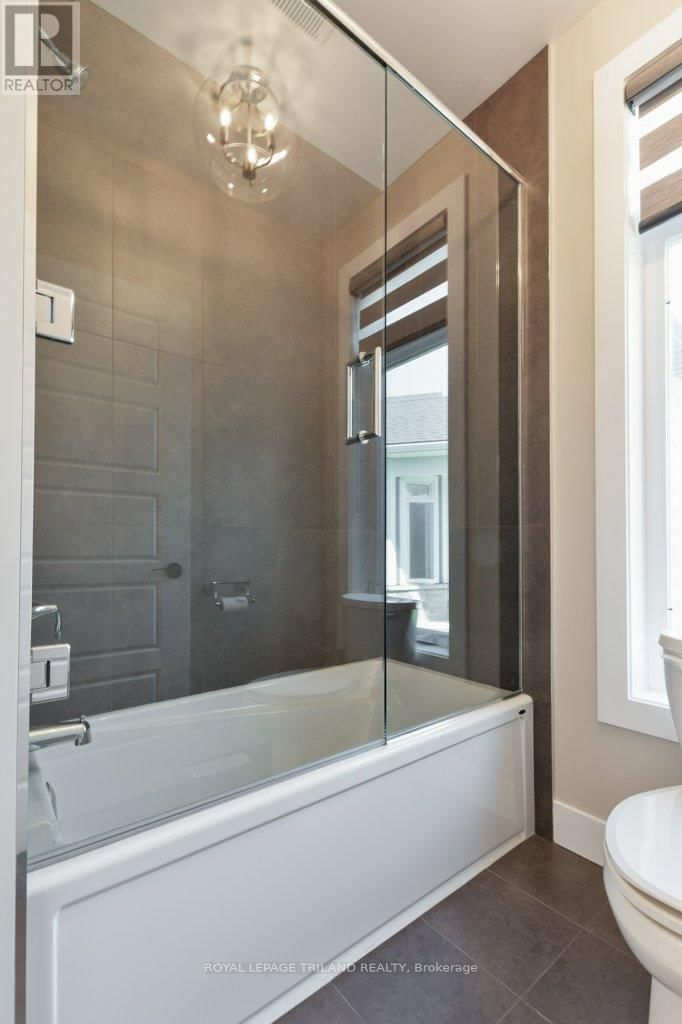 14 REA COURT Image 32