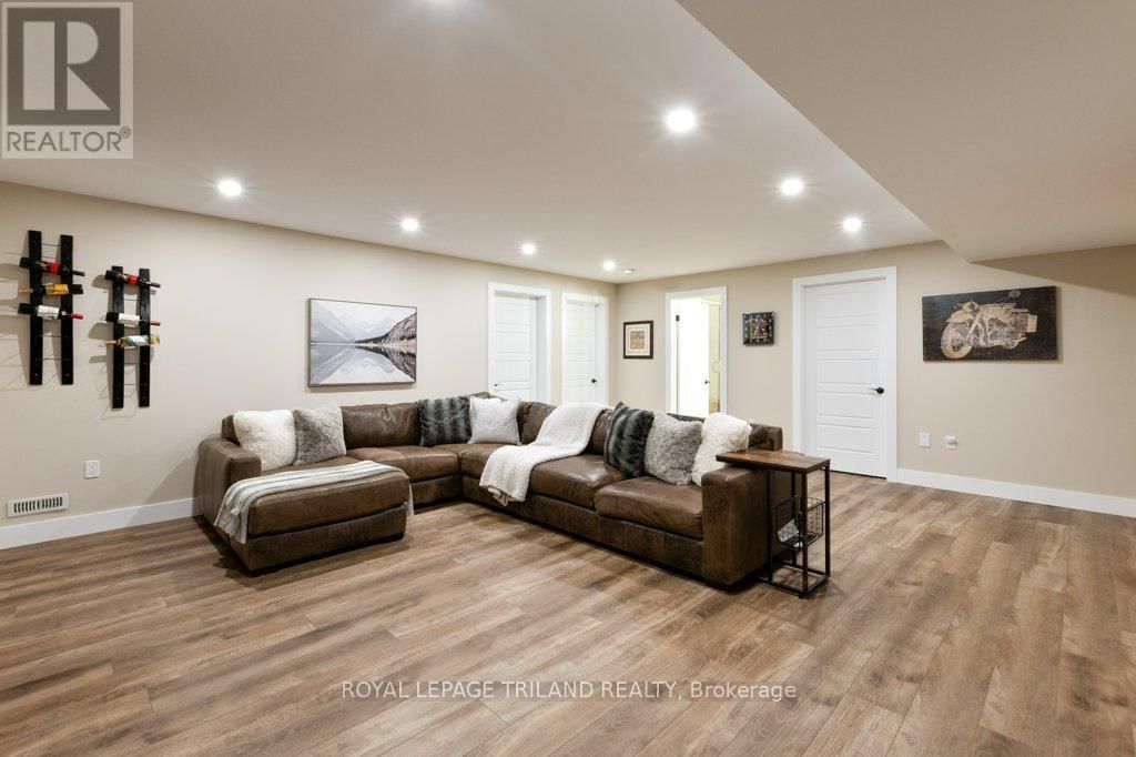 14 REA COURT Image 36