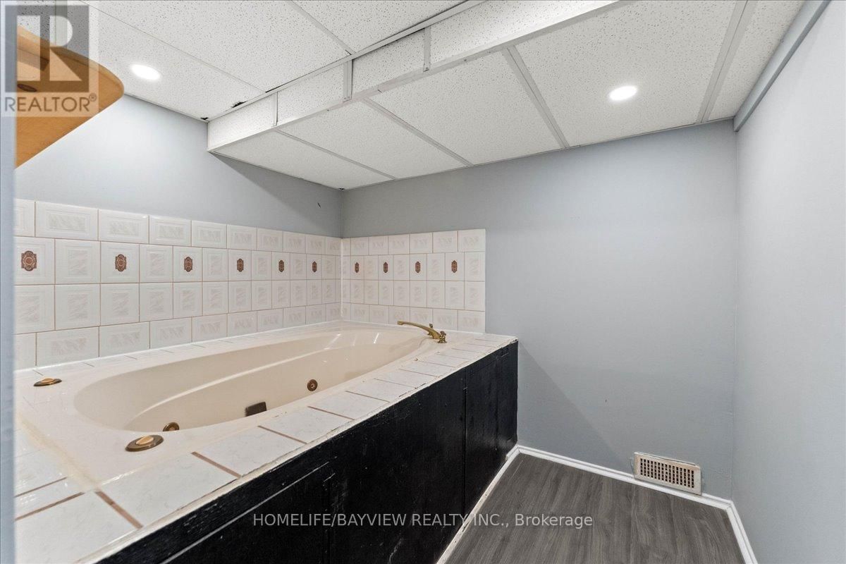 214 BURLINGTON STREET EAST Image 28