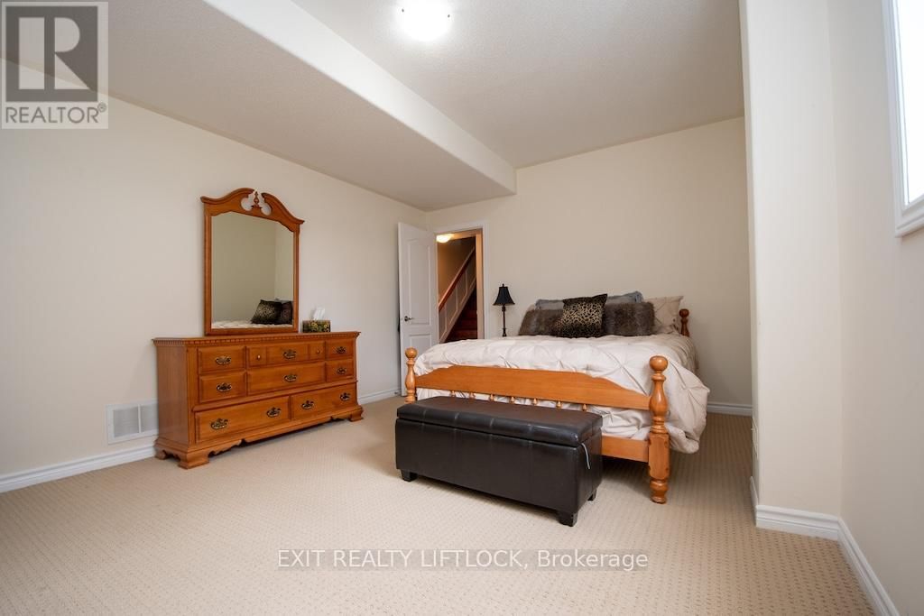 2495 CUNNINGHAM BOULEVARD Image 32