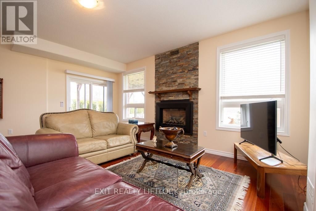 2495 CUNNINGHAM BOULEVARD Image 38