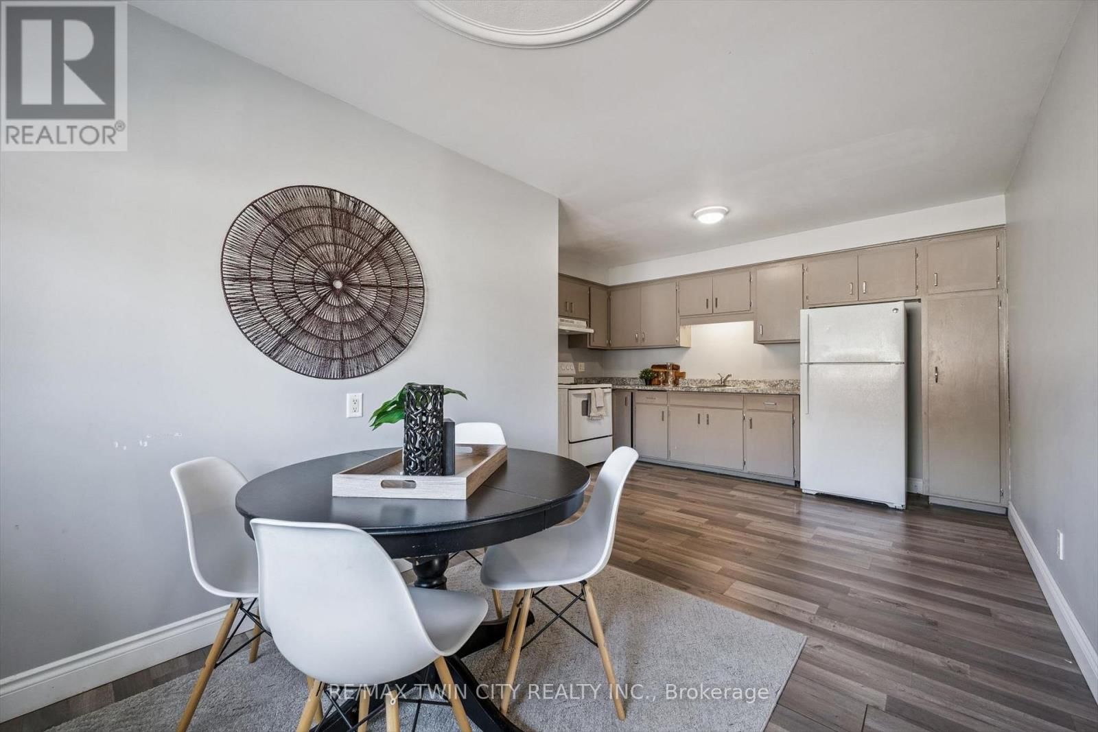 27 VICMOUNT DRIVE Image 12