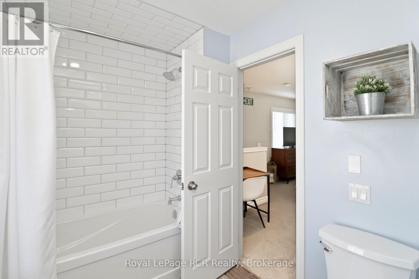 113 - 110 FAIRWAY COURT Image 12