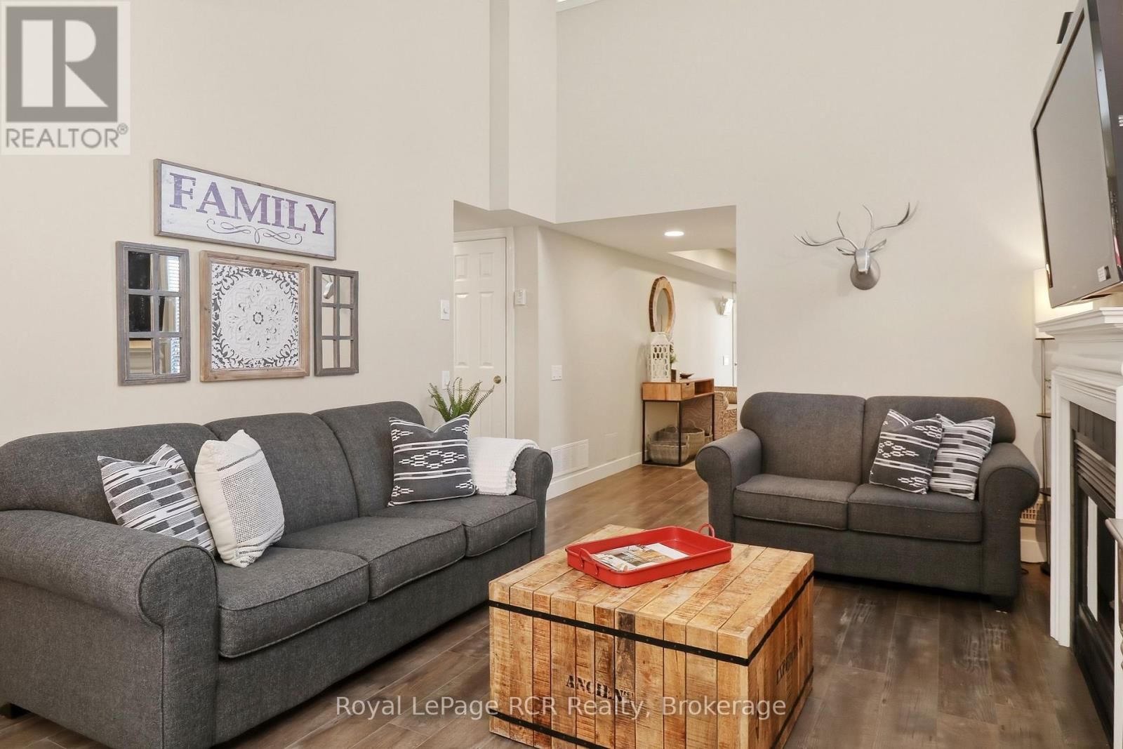 113 - 110 FAIRWAY COURT Image 24