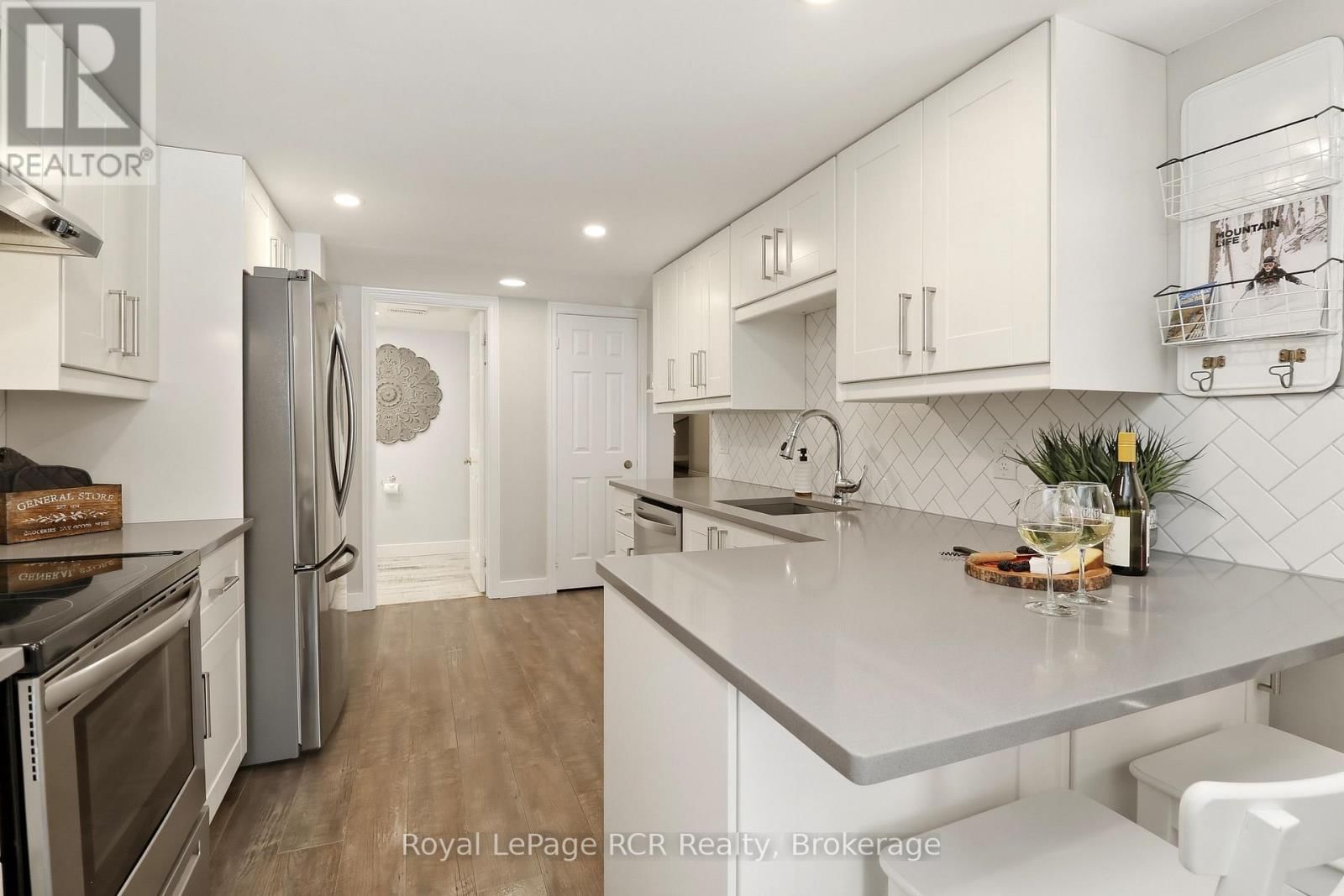 113 - 110 FAIRWAY COURT Image 34