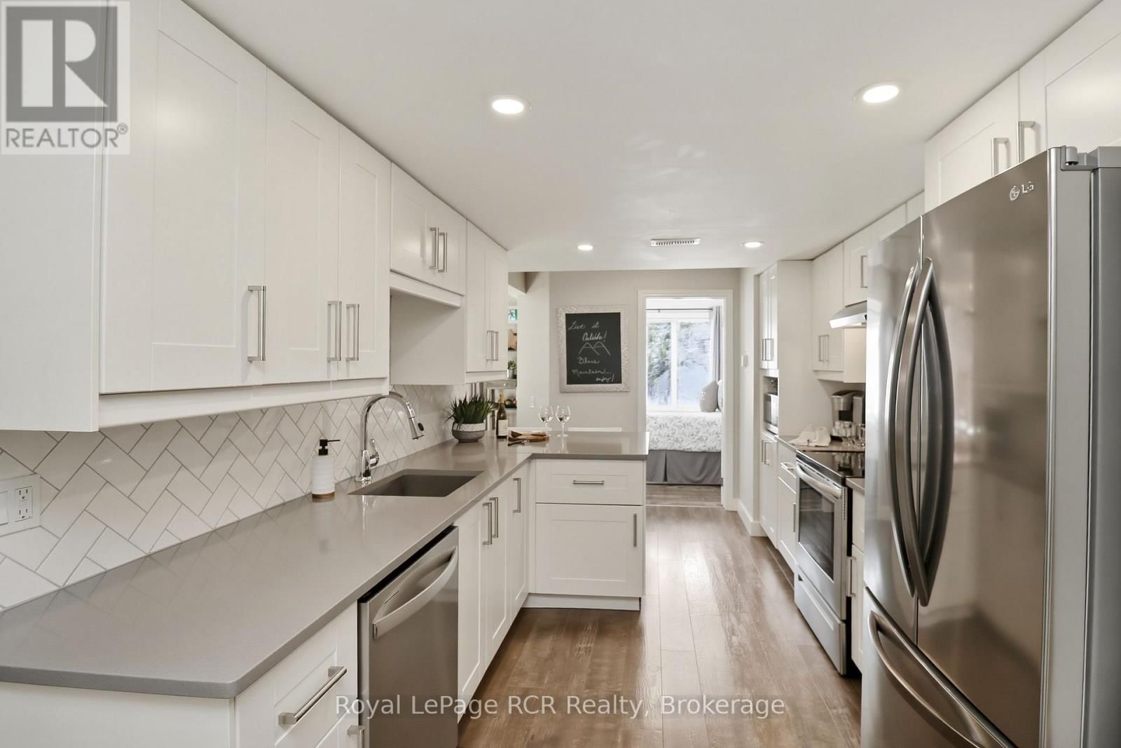 113 - 110 FAIRWAY COURT Image 36