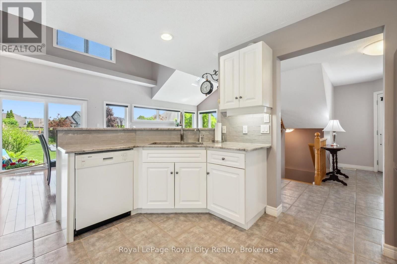 105 RIVERWALK PLACE Image 17