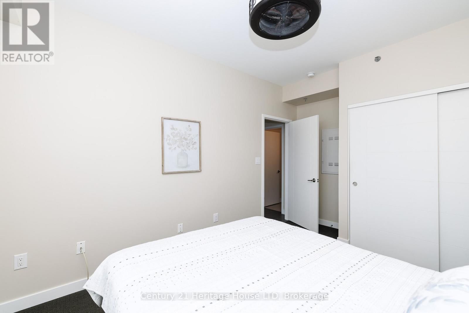 402 - 520 NORTH SERVICE ROAD Image 23